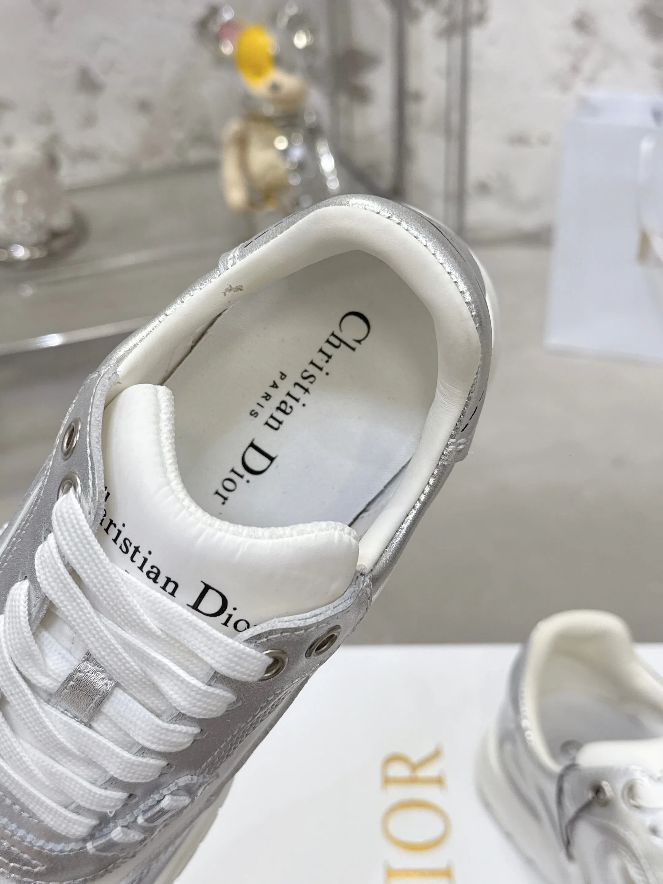 Factory price 640💰 Top version! ! ! Dior Tech sneakers Dior Tech is newly launched, with exquisite color matching and autumn and winter atmosphere. This Dior Tech sneaker is a new product in the 2026 early spring ready-to-wear series. It is equipped with fashionable details and highlights the retro aesthetics. Made of calfskin and suede calfskin upper with transparent mesh side panels and ChristianDior Paris signature on the heel and tongue. A textured, tonal Dior signature sole adds couture style. Upper material: Textile, cowhide split leather, cowhide leather with Christian Dior Paris logo on the heel and tongue Textured Dior logo rubber sole embellished with Christian Dior's lucky star symbol! Size 35-46 (40 for women, 41 for men, 38.45.46, custom made and non-refundable)